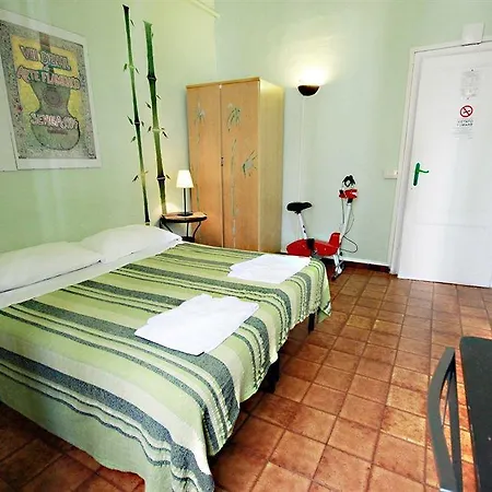 Sixbeds בית הארחה 2*